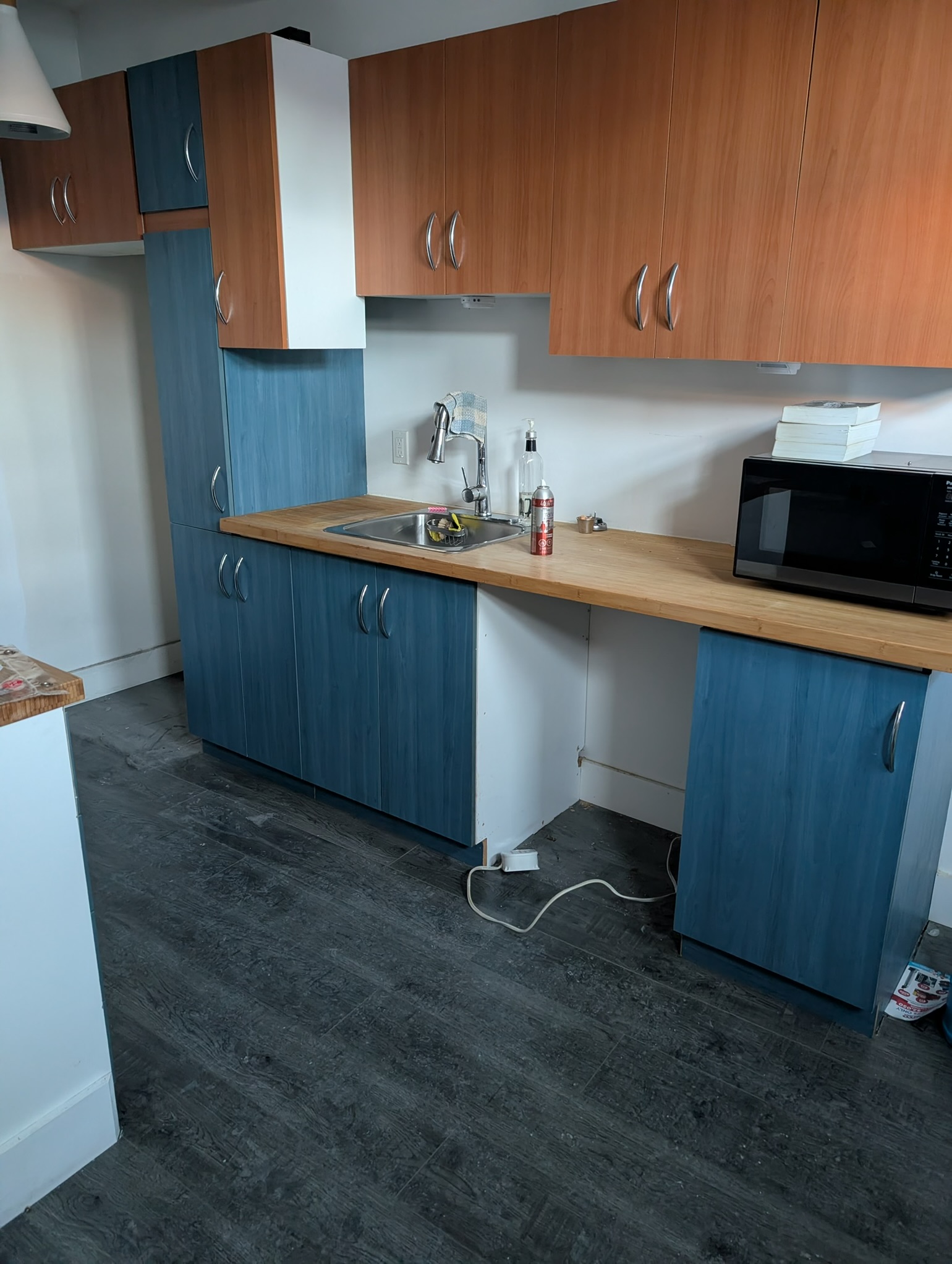 Kitchen with an outdated style to refresh